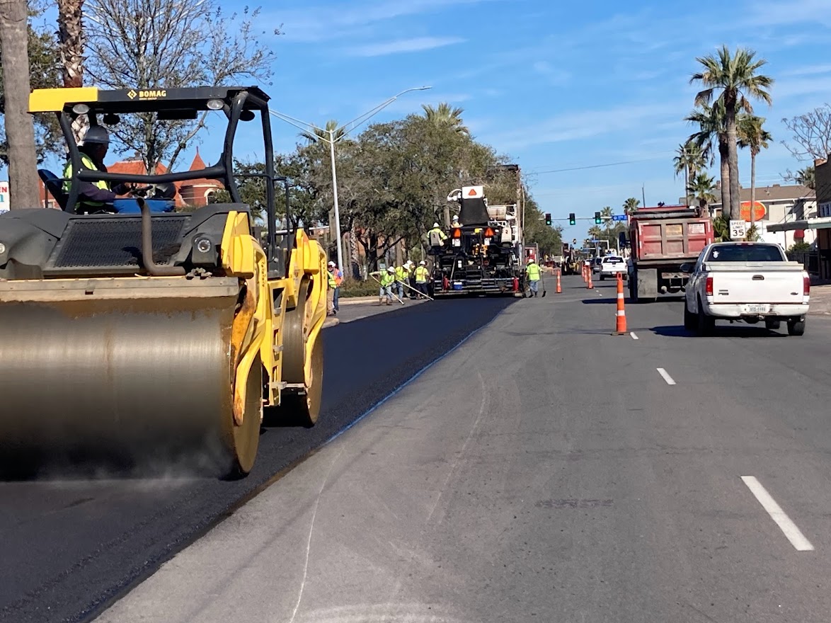 GulfCoastCRH's tweet photo. Gulf Coast at work on SH87...Paving in Galveston County on Broadway with a spray paver #GulfCoastTx #AsphaltPaving #HeavyCivil #GulfCoastTxAsphalt #SH87 #TxDOT #HotMixAsphalt #Roadtec https://t.co/loDx8Rqf9Q