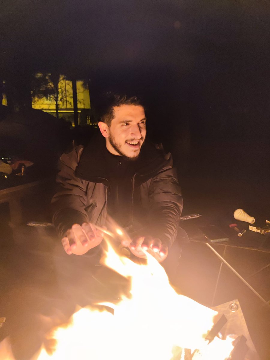 hâlâ içimizde o yanardağ ağzı
hâlâ kıpkızıl gülümseyen
sanki ateşten bir tebessüm
zehir zemberek aşkımız..