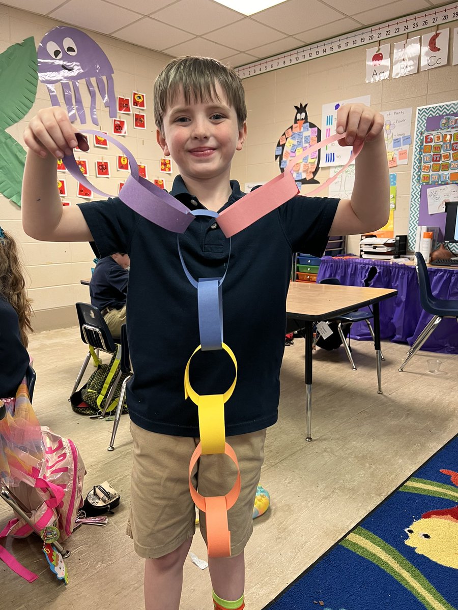 We made paper chains using the AABB pattern 🌈 <a href="/SemmesElem/">Semmes Elementary</a> <a href="/jenniferfetner/">Jennifer Fetner</a>