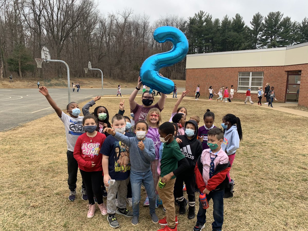 MrsKarynWathen's tweet photo. We were in 2nd grade on TWOsday 2/22/22!! We spent the day doing things in TWOs!! #HappyNationalSecondGradeDay #WellItIsNow 2️⃣🌟 https://t.co/1hkkBnutxv