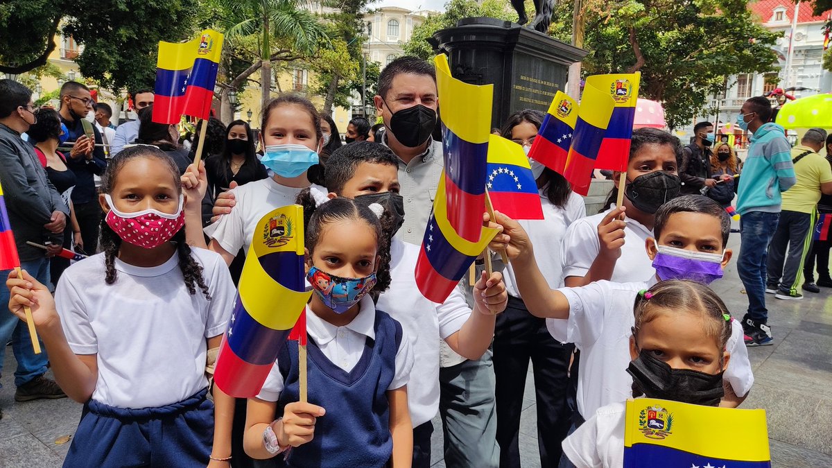 Compartimos con los delegados y delgadas de la #Oclae una caminata por el centro histórico de Caracas en compañía de los niños que integran la Brigada de Patrimonio y Turismo de la UENB 19 de Abril
#PatriaDePaz