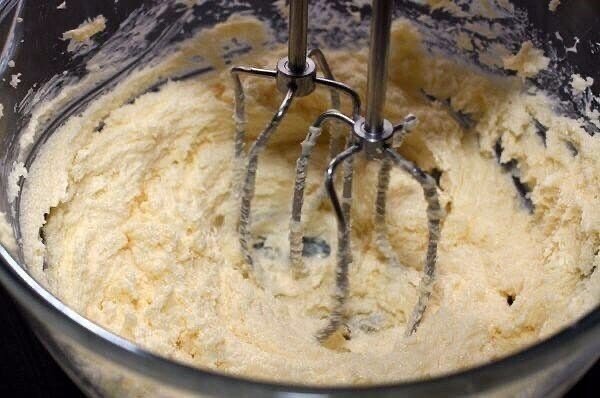 Кексы жидкое тесто. Тесто для кексов. Тесто для кекса жидкое или густое. Кексы жидкое тесто. Тесто для большого кекса.