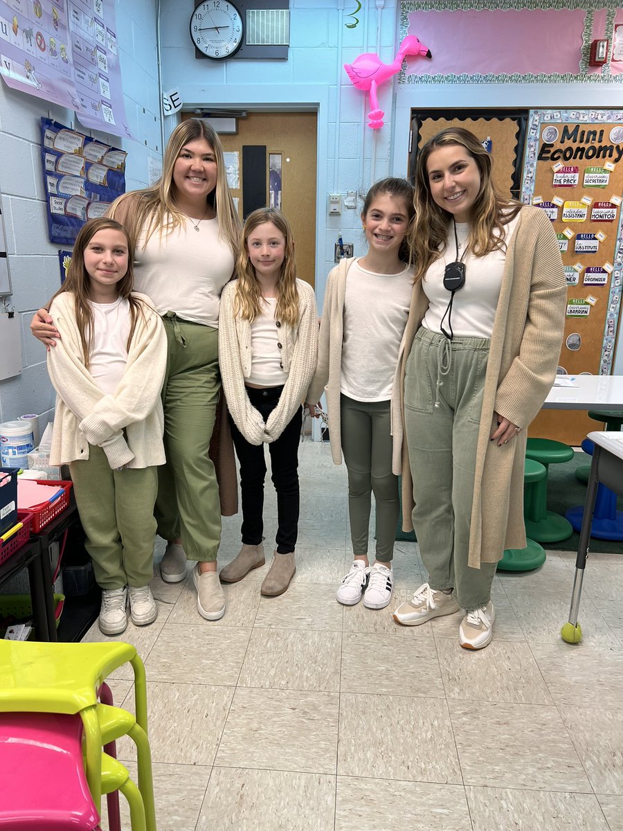 happy twosday!!! 2/22/22! I loved twinning  my co and some of my students!! So much fun💚 <a href="/MsCiaglia/">Danielle Ciaglia</a> @owens_teach @BeachLifeSup