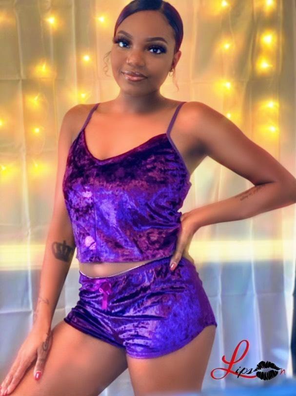 LipsOnLLC's tweet photo. @lipson_fashion wants to introduce our sexy lingerie velvet pajamas set! Comes in 5 different colors, website will be up in running soon thanks everyone for there support

#supportblackownedbusinesses 
#supportsmallbusiness 
#beautifulblackmodels 
#Lingerie
#lipson 
#velvetpajama https://t.co/hnrz4RRAi0