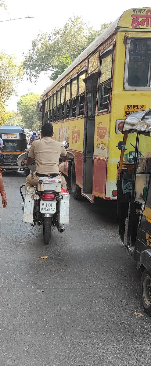 AshishR79006347's tweet photo. @traffic_mumbai @mygovMaha @CPMumbaiPolice  this honorable police men is riding service bike without helmet and in rash way

Who will take action against these person who is in service bike? 
Is There is No rules or No fines for these peoples! https://t.co/qCCFMTfI92