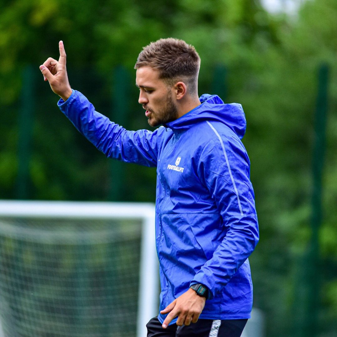 proamkits's tweet photo. #TuesdayThoughts Is it  better to run or walk in the rain?
Either way we won't be going anywhere without our rain jackets 🌧 

Even better when you can personalise them 📷 @LJFOOTBALLFIT 

👉 https://t.co/oGagQ9Hqm0 https://t.co/CJpPhewyWZ