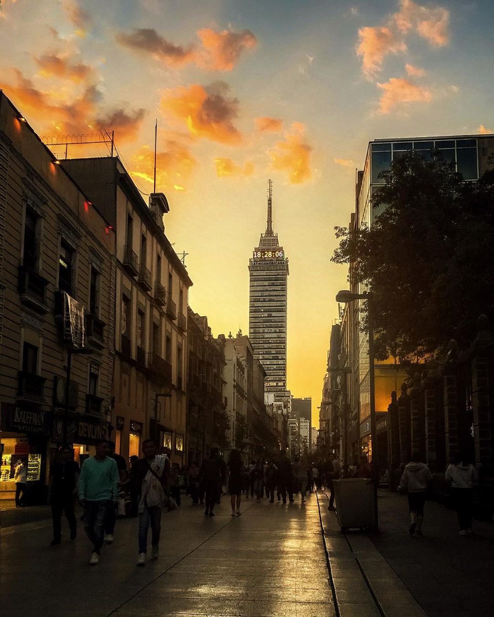 GustavoJRamrez's tweet photo. I love Mexico City with all its contrasts, especially I love walking through the streets of the Historic Center, admiring the architecture and history of different eras that converge on every corner. #photography #photographylovers #CDMX https://t.co/47ZtAvHSri
