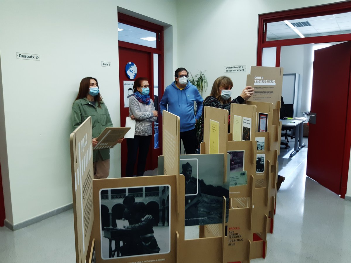 CNLReus's tweet photo. Avui a #Reus s'obre oficialment l'@anyferrater. Al @CNLReus ens hi sumem amb l'exposició "Gabriel Ferrater i Soler (1922-1972). Poeta, crític, traductor i lingüista", que han muntat els alumnes.
A la #Falca, les altres activitats per commemorar-lo:
https://t.co/jUKFx2o57P https://t.co/XPiKdoVePw
