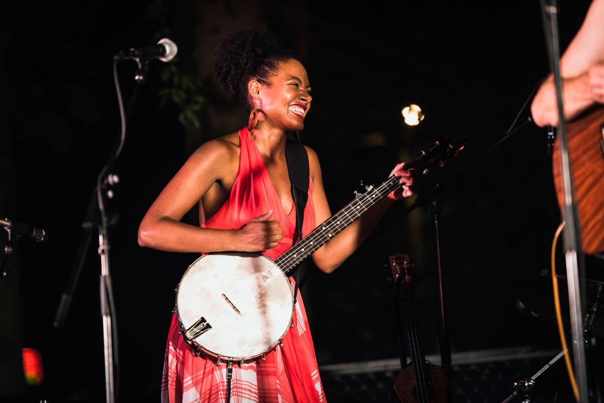 Musicians Corner (@muscornernash) on Twitter photo ✨Artist Spotlight✨
If this photo of <a href="/outsidechild13/">Allison Russell</a> doesn't make you smile, we don't know what will. Allison Russell's album 'Outside Child' is now GRAMMY nominated! Click here to listen to her wonderful sound 🎵 zcu.io/HJse
📷 : Nathan Zucker ✨Artist Spotlight✨
If this photo of <a href="/outsidechild13/">Allison Russell</a> doesn't make you smile, we don't know what will. Allison Russell's album 'Outside Child' is now GRAMMY nominated! Click here to listen to her wonderful sound 🎵 zcu.io/HJse
📷 : Nathan Zucker