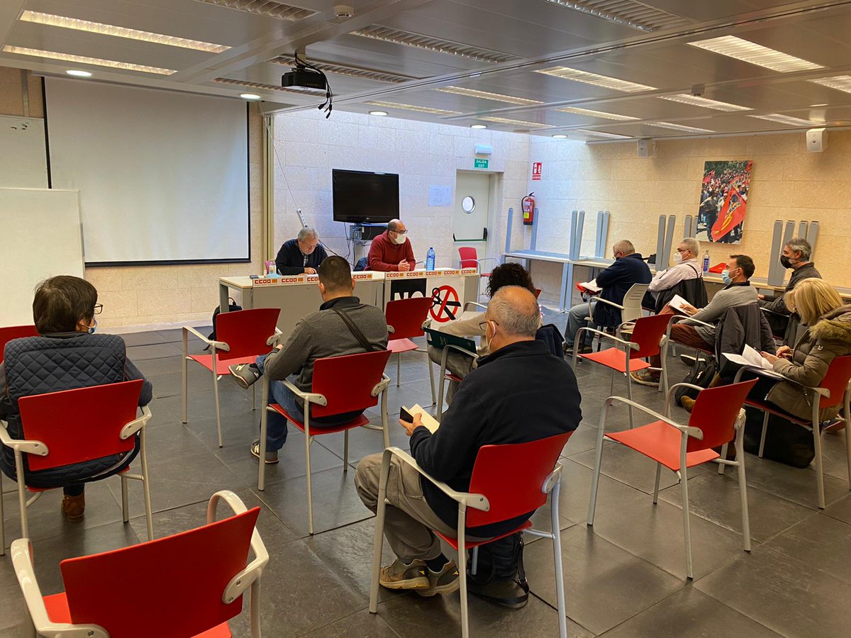 fscccoopv's tweet photo. La @fscccoopv no nos dejamos ninguna comarca sin trasladar la información sobre la reforma laboral y reducción de la temporalidad en las administraciones públicas.
Hoy @fscccoo_cnord en Castellón y @CCOOComCentrals en Alcoy. 
Seguimos 💪 https://t.co/9l0mo3DY01