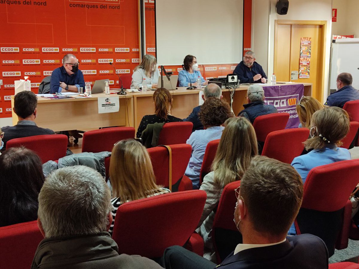 fscccoopv's tweet photo. La @fscccoopv no nos dejamos ninguna comarca sin trasladar la información sobre la reforma laboral y reducción de la temporalidad en las administraciones públicas.
Hoy @fscccoo_cnord en Castellón y @CCOOComCentrals en Alcoy. 
Seguimos 💪 https://t.co/9l0mo3DY01