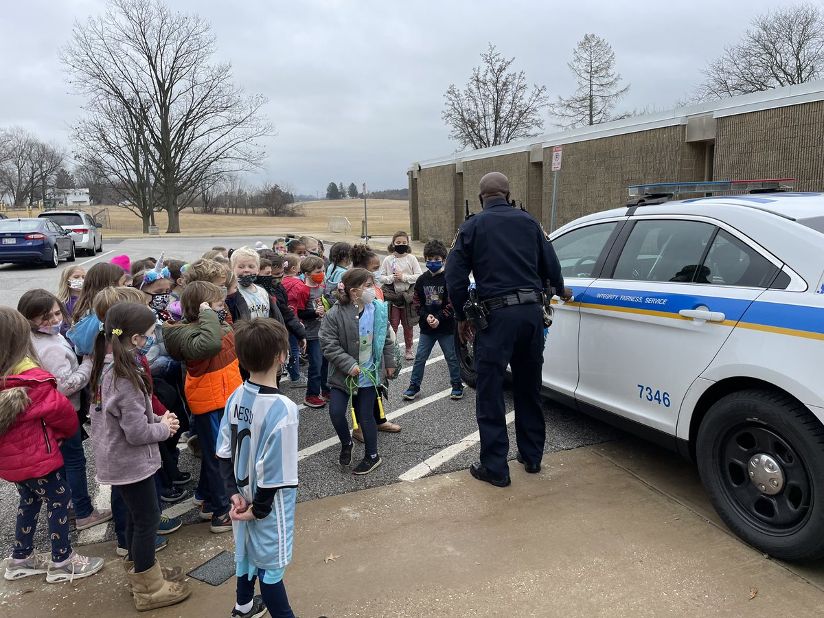 TY to our amazing SRO, Officer Bridges, for presenting to our 1st graders today. Police officers are community helpers! 👮🏾‍♂️🚔 <a href="/BcpsSafety/">BCPS School Safety</a>