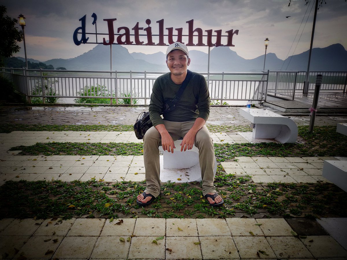 Nicho_Silalahi's tweet photo. Wakanda Negri Sakit Jiwa.

Ngelaporin korupsi malah yang ngelapor ditahan, Jenderal bela Rakyat lawan Taipan malah Sang Jendral Ditahan, Sialnya para pemecah belah persatuan dipelihara dan dibiayai APBN, Dungunya lagi penghasil CPO Terbesar malah Rakyatnya Antri Minyak Goreng.
😡 https://t.co/m1r4J12tAf