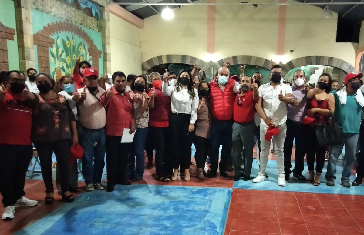 JavierVillacana's tweet photo. Con @lizconcha atendimos de manera directa a la clase política de Ocotlán de Morelos para fortalecer el trabajo político que se avecina. La militancia es la fuerza del  @PRIOaxaca_ vamos firmes a construir otra historia de triunfo para #Oaxaca  porque tenemos #OrgulloPriista https://t.co/c9aV40rTK9