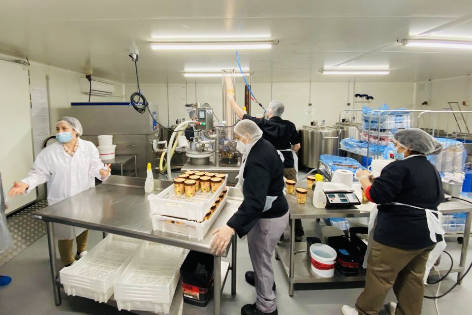 Visite d’une promotion de jeunes de l’école de la deuxième chance au sein de l'entreprise <a href="/maisonalperel/">Maison Alpérel</a> située à <a href="/Trappes/">Trappes</a> en présence de sa  dirigeante Karima RAFIK, élue de la CCI78, de <a href="/guillaumecairou/">Guillaume Cairou</a>  et de <a href="/SPiganeau/">Sylvie Piganeau</a> 

#1jeune1solution #proximité #jeunes #entreprises