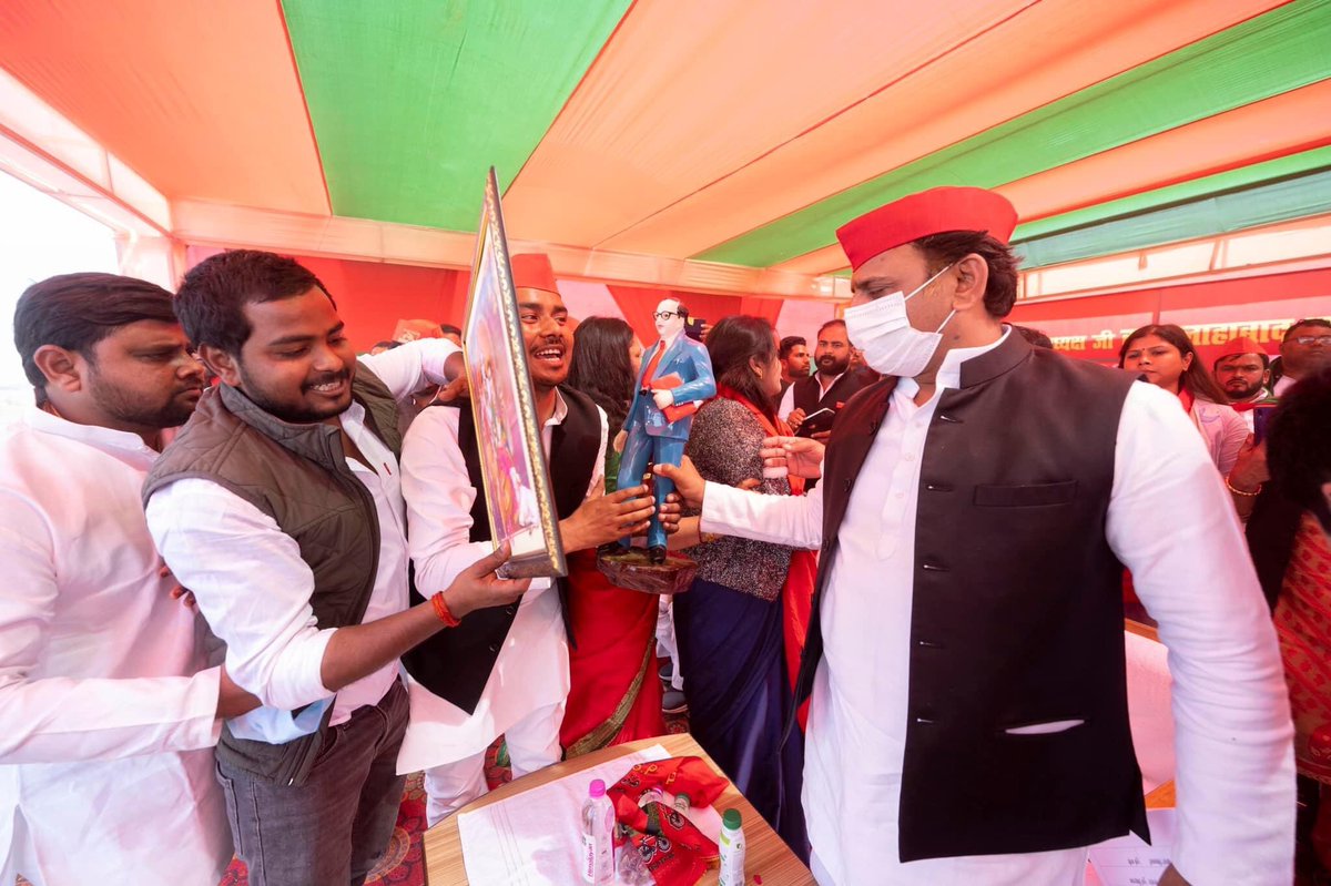 brijeshA2Y's tweet photo. आज इलाहाबाद( करछना )  में आयोजित चुनावी जनसभा में किसानों, नौजवानों, गरीबों, वंचितों, शोषितों, पीड़ितों के रहनुमा, जननायक, हमारे नेता उत्तर प्रदेश के भावी मुख्यमंत्री आदरणीय राष्ट्रीय अध्यक्ष मा. @yadavakhilesh जी का आशीर्वाद प्राप्त हुआ..!! https://t.co/5HMQACSw4q