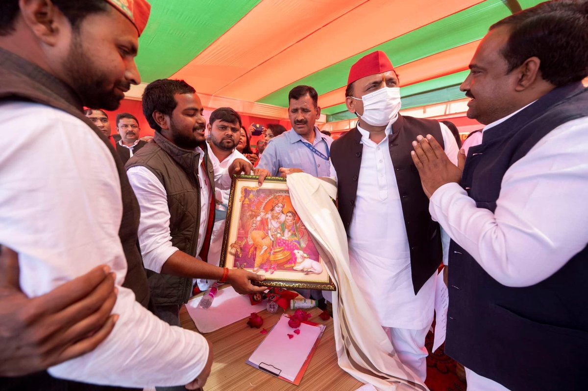 brijeshA2Y's tweet photo. आज इलाहाबाद( करछना )  में आयोजित चुनावी जनसभा में किसानों, नौजवानों, गरीबों, वंचितों, शोषितों, पीड़ितों के रहनुमा, जननायक, हमारे नेता उत्तर प्रदेश के भावी मुख्यमंत्री आदरणीय राष्ट्रीय अध्यक्ष मा. @yadavakhilesh जी का आशीर्वाद प्राप्त हुआ..!! https://t.co/5HMQACSw4q