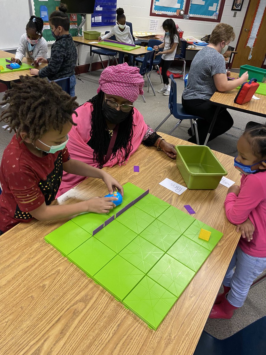 STEMtechHartley's tweet photo. Coding with Ks. Our wonderful STEM teacher knows how to get them engaged! @GibsonGrizzlies @EnlightenOlsen #OneGibson #MouseBots https://t.co/l3wtlvvr5V