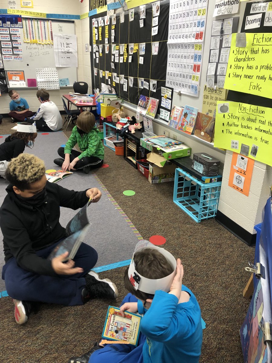 MrsChucksa's tweet photo. Happy twos day! We loved reading with kindergarten today!! #lincolnpridewcs ⁦@warrenschools⁩ https://t.co/Go6KEX7GEH