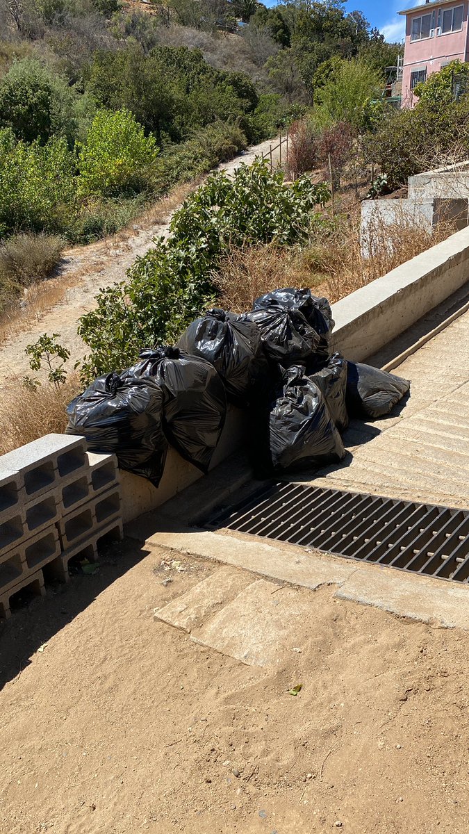 koque's tweet photo. @MAmbienteVina @vinadelmar @MacaRipa @sitiodelsuceso Favor municipio de “cuidados”, desde el día 11 de febrero que no es retirada la basura en Villa Dulce Crav (pje Frontaura) INACEPTABLE!!! Villa Dulce desde siempre olvidada por el municipio 😡😡 https://t.co/tehLh4t4Cc