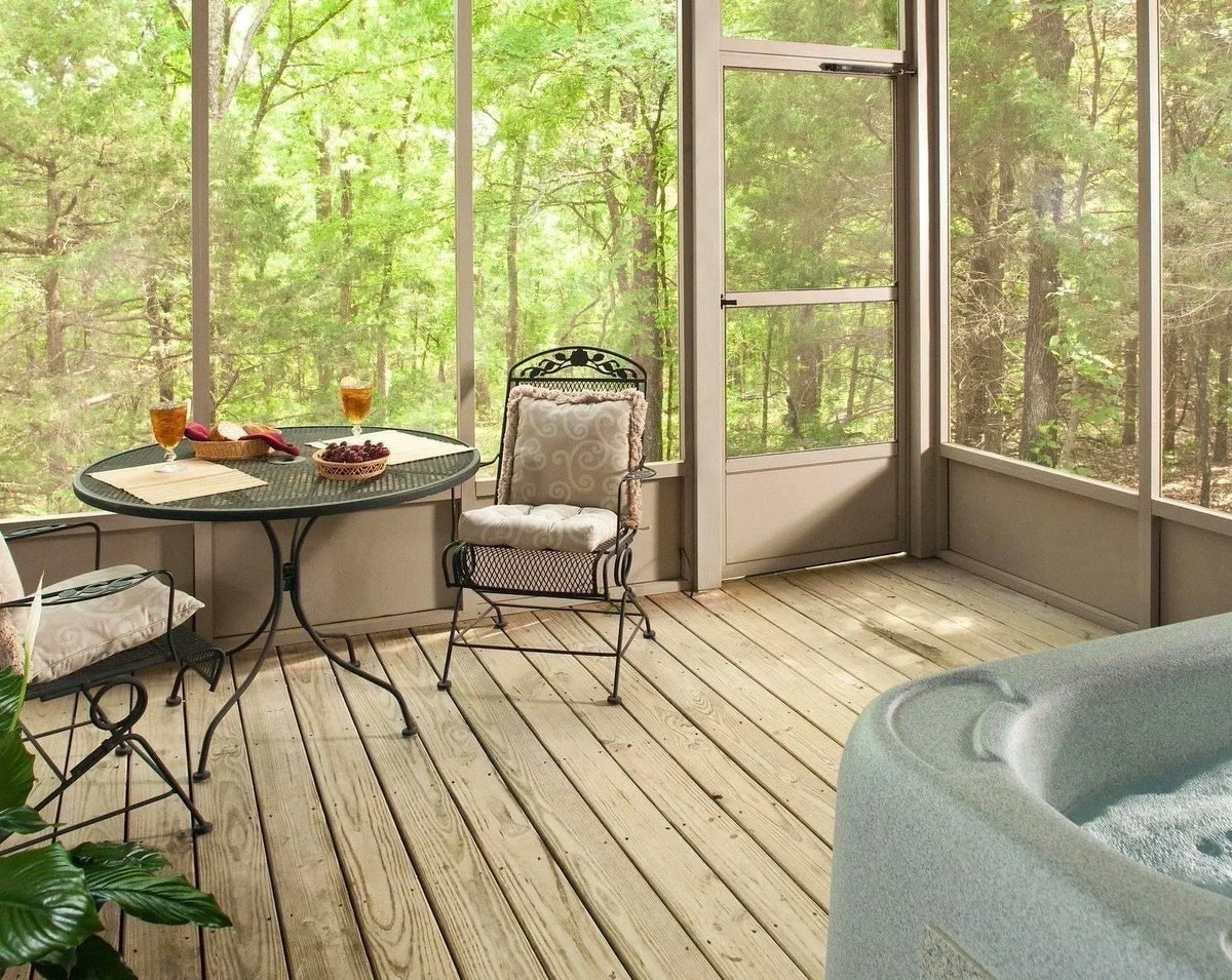 ShilohMorning's tweet photo. The perfect view- for anytime of the year! 
Nothing beats a screened in porch with a view of beautiful greenery, a delicious meal and a hot tub!
Have you booked your next get away? Give us a call and let’s make your reservation today! https://t.co/hLllaRUEWW