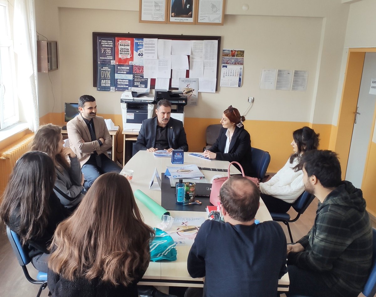 İYİ DERSLER ÖĞRETMENİM
Ziyaretlerimiz kapsamında Iğdır Merkez Suveren ilk, orta ve imam-hatip orta okullarında baştacı öğretmenlerimizleydik. Hatırlarını sorduk, taleplerini not aldık. Akabinde kendilerini Allah'a ısmarladık 🤗