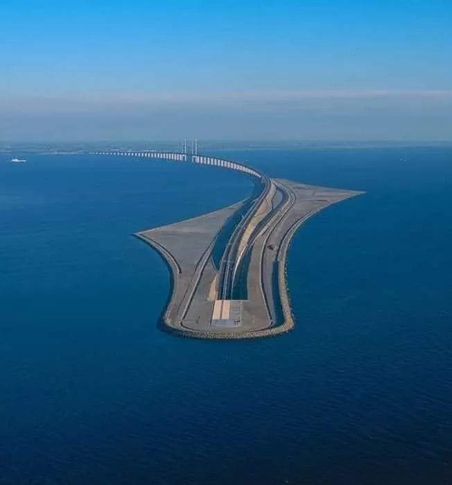 spyfan7262's tweet image. The bridge that comes from Sweden turns into a tunnel under the sea and reappears in Denmark; both countries united by this wonderful work of Engineering.
