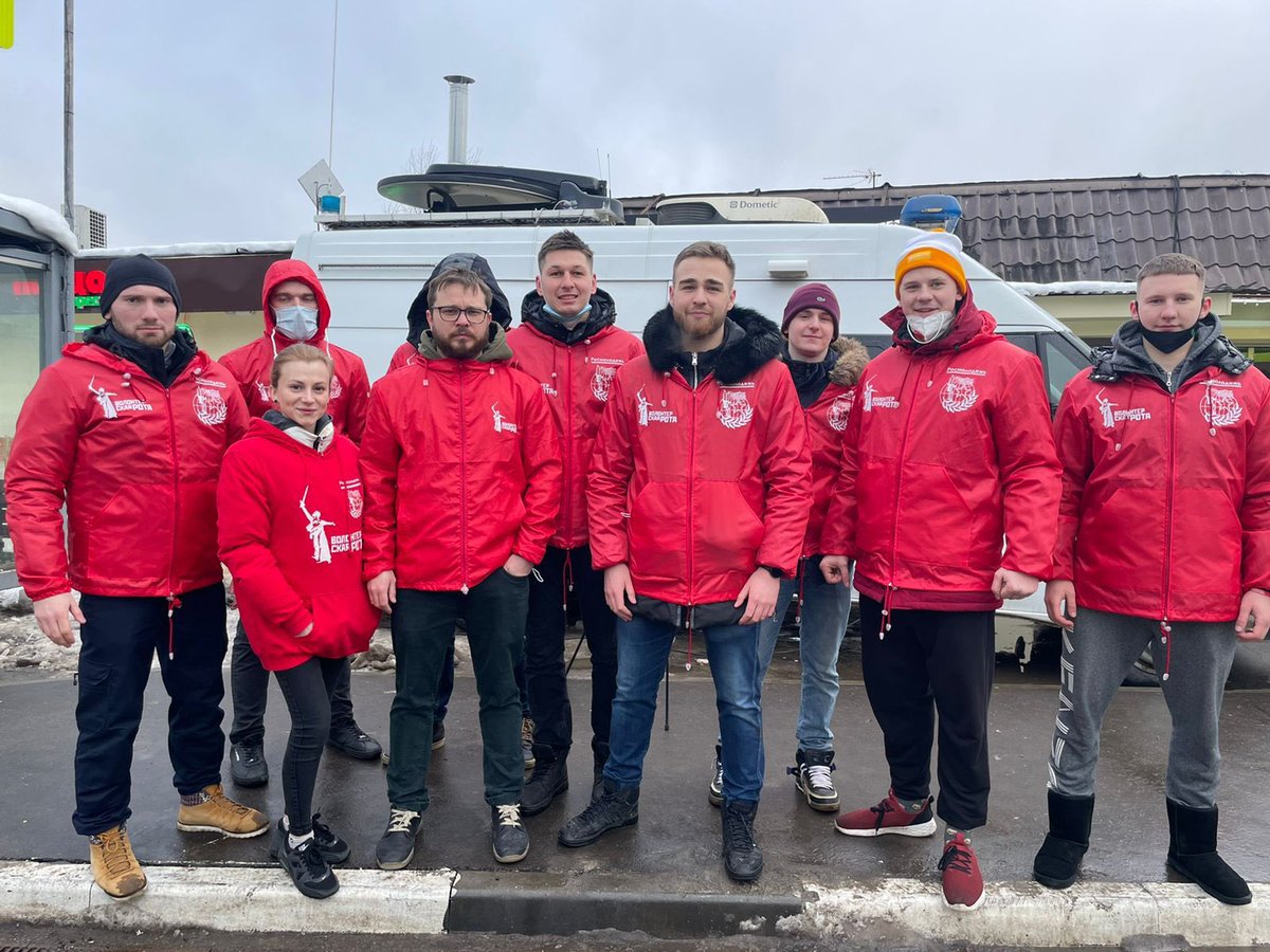 Sosenskoe's tweet photo. ВОЛОНТЕРЫ НОВОЙ МОСКВЫ ВСТРЕТИЛИ БЕЖЕНЦЕВ С ДОНБАССА 
   
 Во вторник, 22 февраля, активисты «Волонтёрской Роты» в подмосковной Апрелевке встречали беженцев с Донецкой и Луганской Народных Республик.
 
#Сосенское #беженцы #волонтеры https://t.co/ul9CKg9PWG