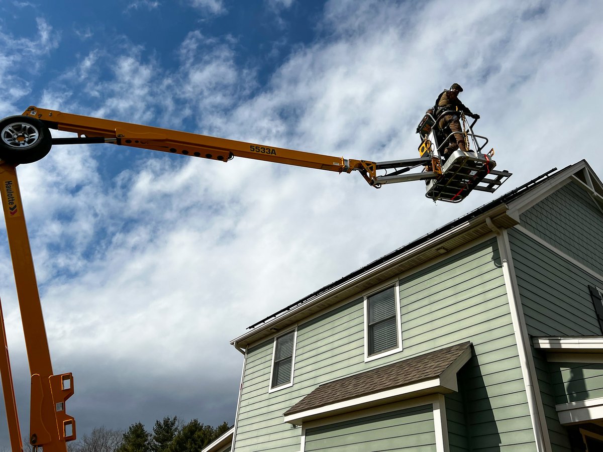 BaselineSolar's tweet photo. Safety is essential here at Baseline. Our lift allows us to safely access rooftops that were once difficult with ladders. We always do our best to minimize impact on shingles and gutters. https://t.co/AgFyuoiQMS
