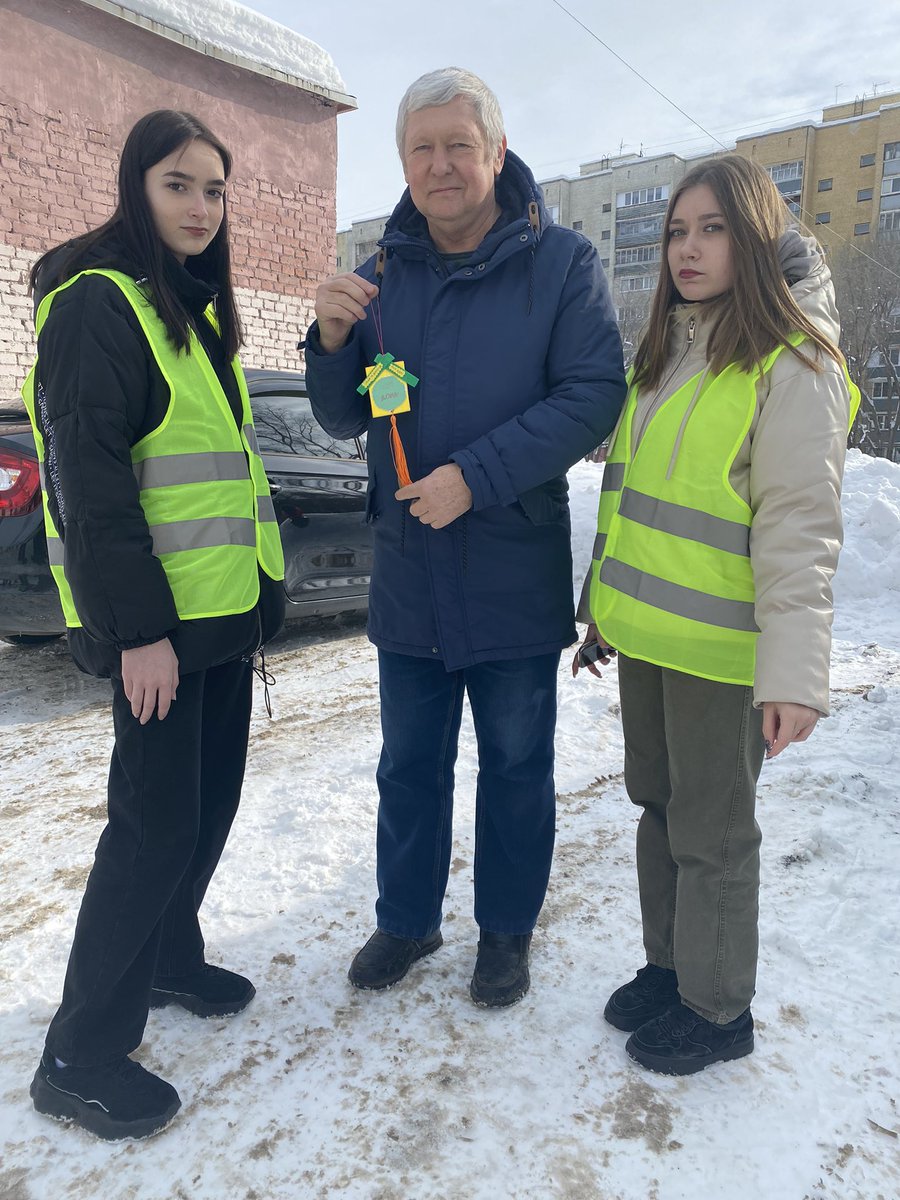 Ученики МБОУ Школы №73 г.о. Самара приняли участие во 2 этапе городской акции "Жизнь -важнее скорости", старшеклассник изготовили брелки- обереги, а участники РДШ вручили взрослым , что бы они помнили о правилах безопасности на дорогах! 
#ЖизньВажнееСкоростиСамара <a href="/depsamobr63/">Департамент образования Администрации г.о. Самара</a>