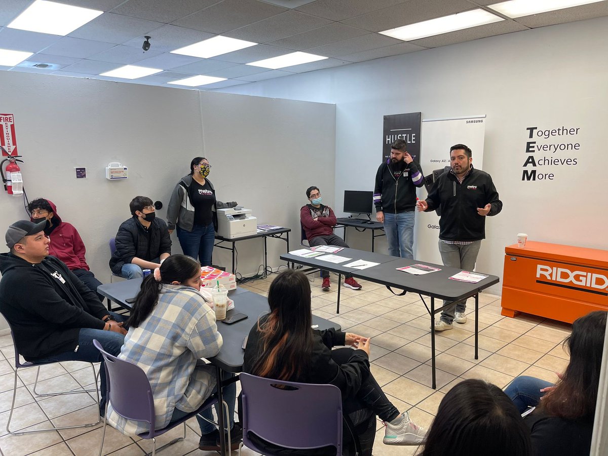 UsaCellular's tweet image. Happy Tuesday ☀️
Early morning training for new hires at Cellular USA EP💥🙏☀️
@KRYXX24