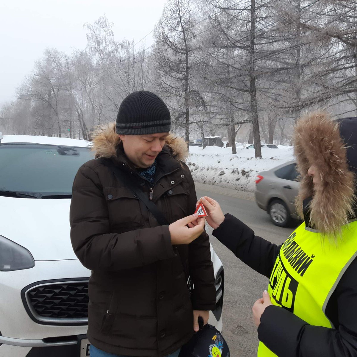 Сегодня учащиеся #лицей_престиж вместе с "Родительским патрулем" подарили мужчинам-водителям ко Дню Защитника  Отечества "Обереги безопасности", изготовленные первоклассниками на первом этапе акции, и поздравили с праздником, пожелали всегда помнить, что ЖИЗНЬ ВАЖНЕЕ СКОРОСТИ!🚦