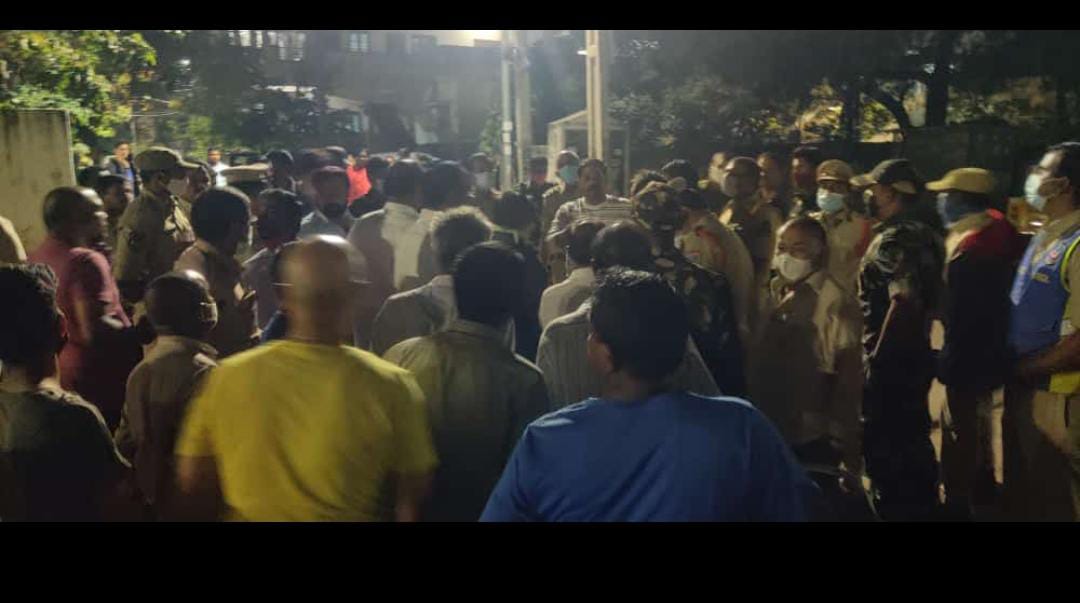 Mayurmatam's tweet photo. Is Telangana State safe place for Hindus in #KCR rule, Today's #Karmanghat issue clarify that the #Hindus are not safe in this #TRS rule
Today Hindus are attacked by some unknown Butchers,for stopping illegal transportation of Cows at #Karmanghat
#SaveHindus #HinduLivesMatters https://t.co/6NAi8m2eqV