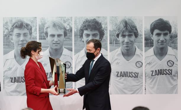 InformaRMD's tweet photo. 🚨 La entrega del Premio Internacional del Deporte de Madrid, a la Quinta del Buitre, se llevó a cabo el día de hoy, en un acto que tuvo lugar en la Real Casa de Correos.

#RM #RMFans #QUINTADELBUITRE  @ButraguenoRM @msanchisoficial @MichelGonzalez #Pardeza #MartínVázquez https://t.co/bUsVTQ5Vj1