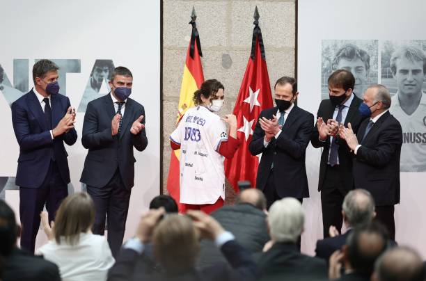 InformaRMD's tweet photo. 🚨 La entrega del Premio Internacional del Deporte de Madrid, a la Quinta del Buitre, se llevó a cabo el día de hoy, en un acto que tuvo lugar en la Real Casa de Correos.

#RM #RMFans #QUINTADELBUITRE  @ButraguenoRM @msanchisoficial @MichelGonzalez #Pardeza #MartínVázquez https://t.co/bUsVTQ5Vj1