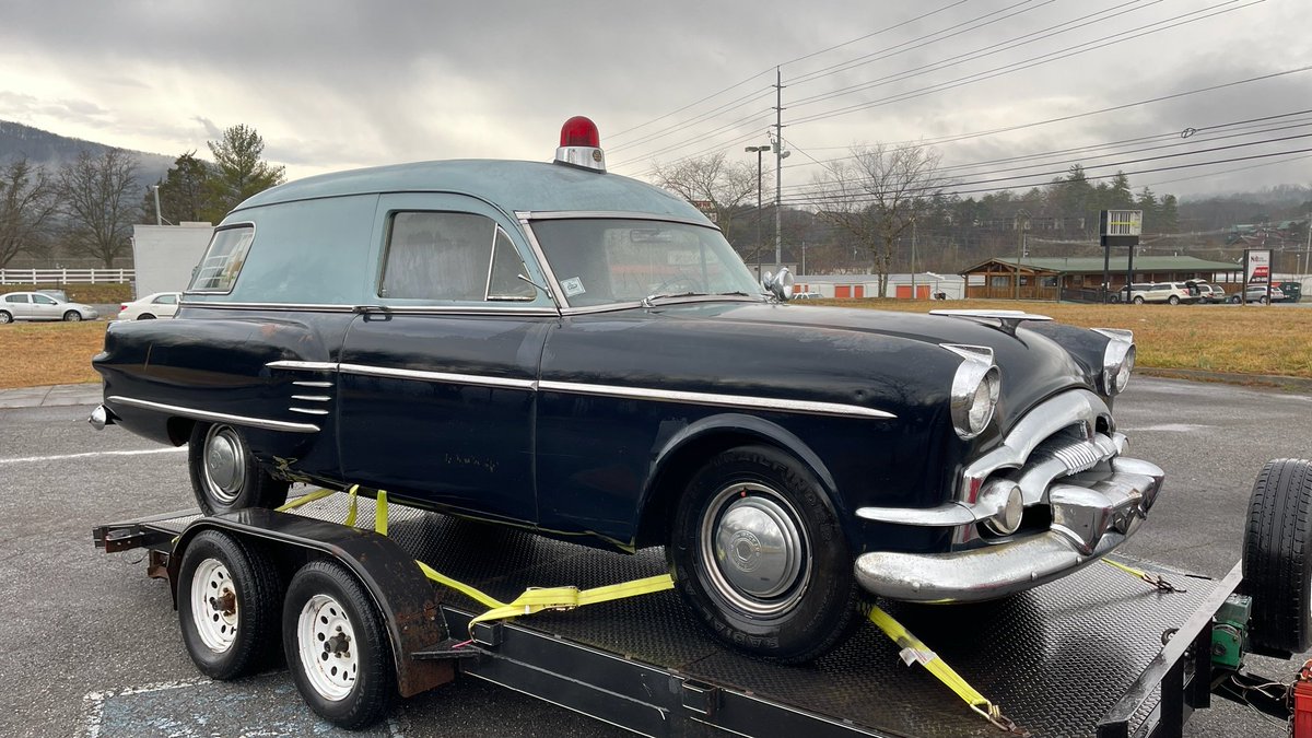 Rolling into #TASA midwinter conference in #Gatlinburg for the week! Thank you <a href="/JMScullin/">John M. Scullin</a> for taking Pack on its FIRST road trip (maybe we need an <a href="/Titans/">Tennessee Titans</a> flag to accessorize?) Learn more @ emsmuseum.org/54_packard
 #packard #ambulance  #Tennessee #emsmemories