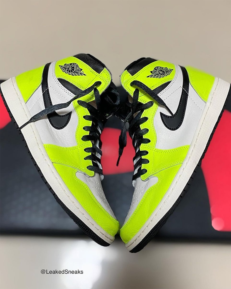 SneakerNews's tweet photo. Is the Air Jordan 1 Retro High OG "Volt a cop or a drop? https://t.co/lLDOkBZFb1
