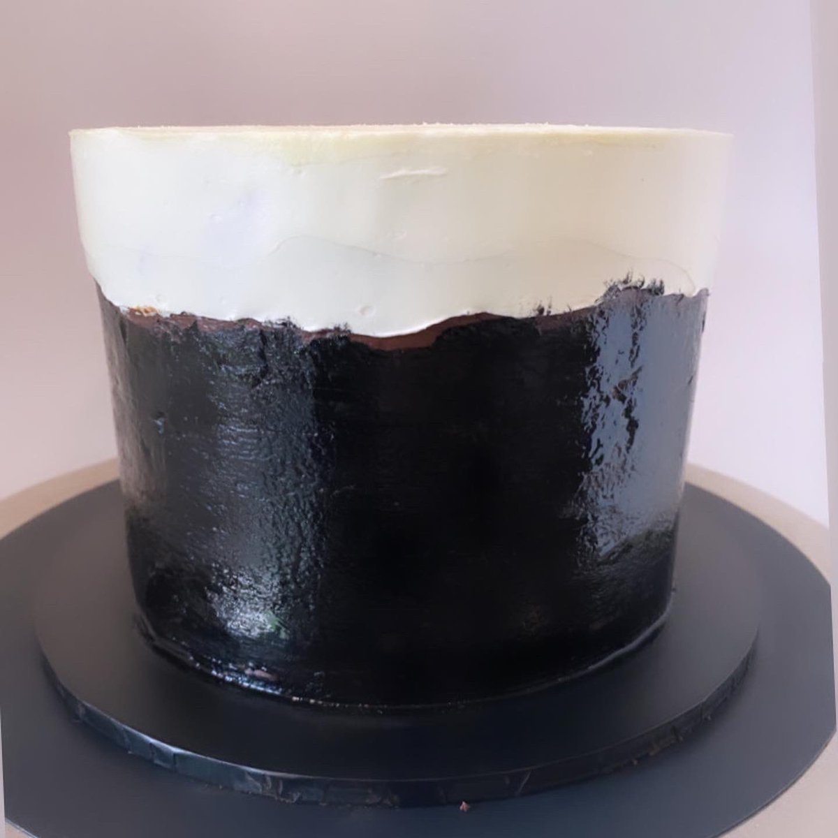 BuddleBakes's tweet photo. Guinness chocolate cake with Baby Yoda/Grogu design! #mandalorian #starwars #cake #grogu https://t.co/hTi0iTkejr