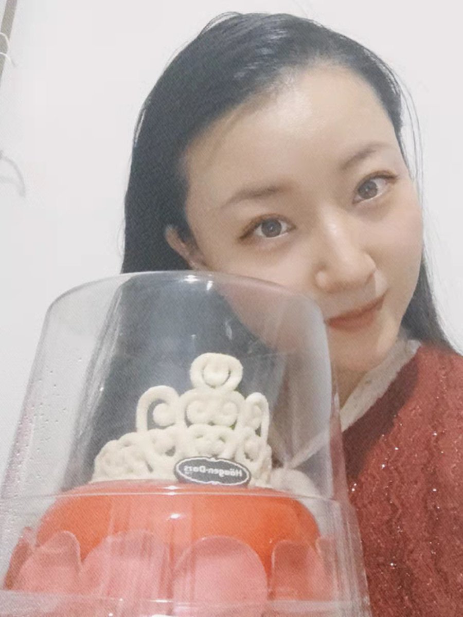 FHuangdu's tweet photo. Lovely crown ice cream birthday cake for me #birthday https://t.co/oclKLGEFLO
