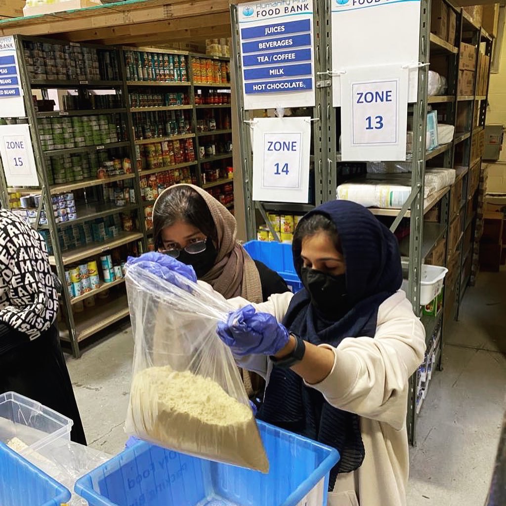 HFYorkU's tweet photo. Check out Humanity First at York University’s first trip to the food bank! Members worked together to gather and package food to be delivered to those in need. Click to see more photos! 👆🌏📦 https://t.co/6hyfDZJrBl