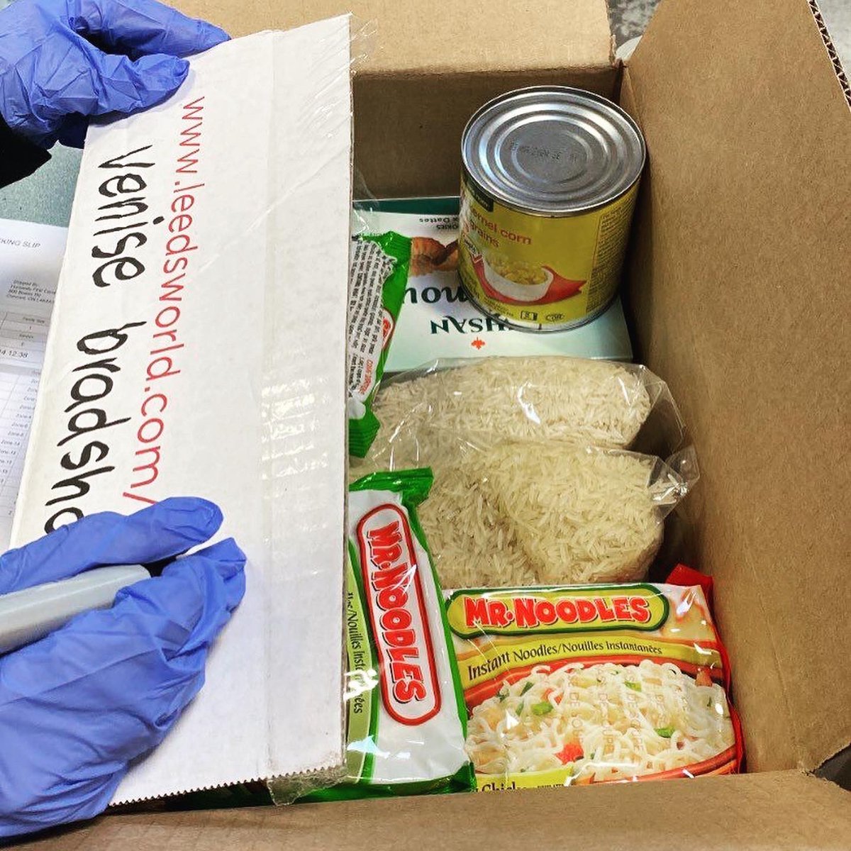 HFYorkU's tweet photo. Check out Humanity First at York University’s first trip to the food bank! Members worked together to gather and package food to be delivered to those in need. Click to see more photos! 👆🌏📦 https://t.co/6hyfDZJrBl