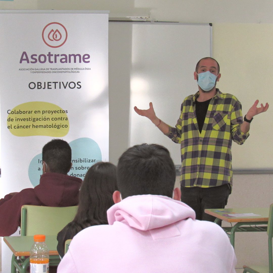 Asotrame1's tweet photo. 🙋♂️Esta tarde estuvimos con los chavales/as del IES Fernando Esquío, de #Neda. David, el coordinador de proyectos de #Asotrame, fue el encargado de hablar al alumnado de 1º de bachillerato sobre la importancia de donar médula ósea y los mitos y realidades que rodean al proceso👌. https://t.co/ubO1WHWPJr