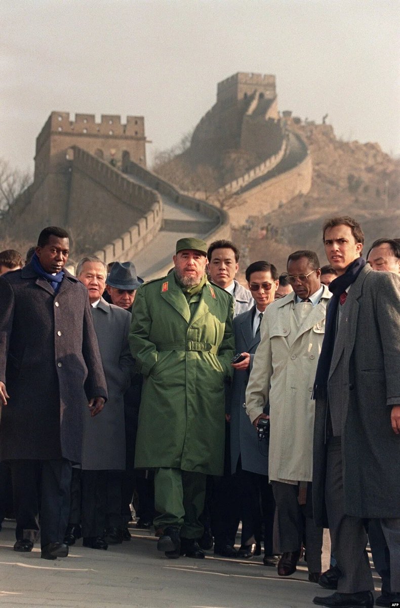 SocialistPics's tweet photo. Fidel Castro with guides and security agents at the Great Wall of China (1995) https://t.co/P541zicfSf