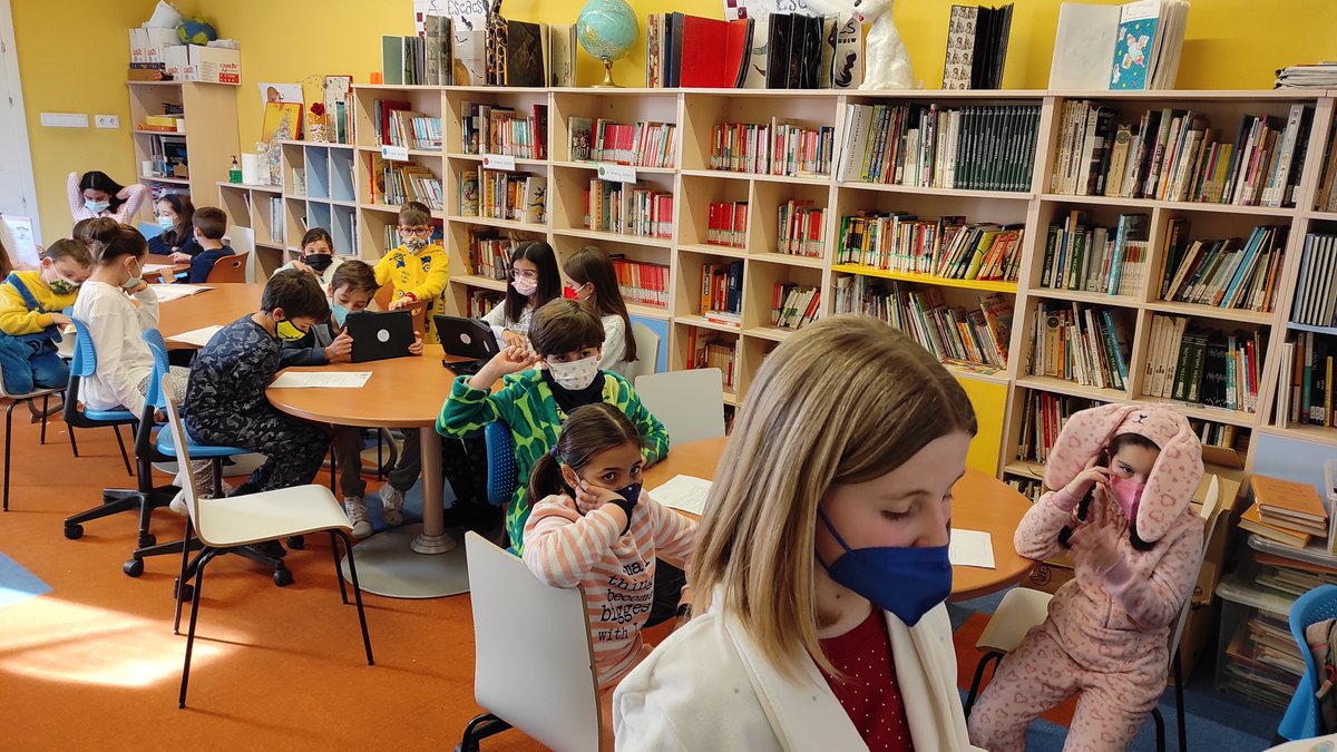 standreu's tweet photo. Avui ha sigut una tarda dedicada a la #lectura. Hem fet la fase final per triar els representants de l'escola al certamen de @llegirenveualta Una tarda on tota la #primària hem gaudit de la #lectura escoltant com llegeixen ( i que bé que ho fan) els nostres companys #momentum https://t.co/btk1CYKjLv