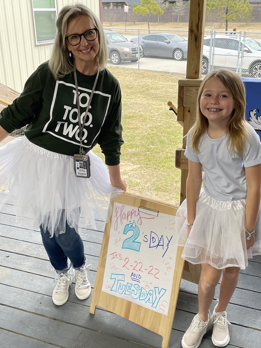 LeMeilleur4thgr's tweet photo. 2s-day!!!! Front porch puns with this cute tutu twin! #ACECubs #ACE4thgrade #4thgraderocks https://t.co/ArK1Tjg5Bb
