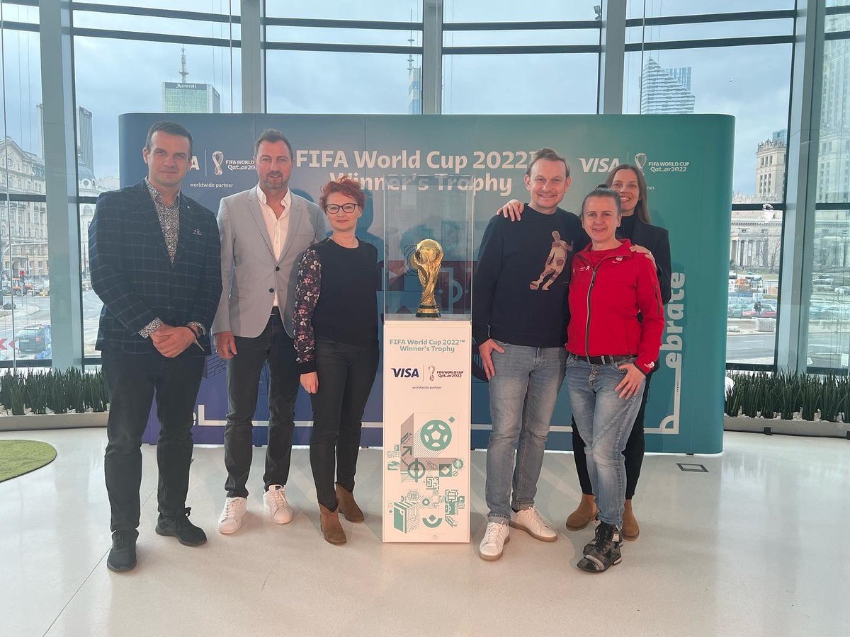 PIotrHelmecki's tweet photo. To musiało i było fantastyczne wydarzenie dla wszystkich kochających ⚽️Puchar nadchodzących Mistrzostw Świata @FIFAWorldCup🏆 w Katarze zawitał do 🇵🇱 dzięki @Visa x @PKOBP 🥳 100 przeszczęśliwych dzieci z ekstraklasowych akademii i @AmpFutbolPolska zapamięta ten dzień na zawsze😀 https://t.co/OYaZkqmakV