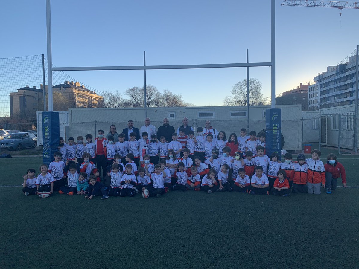 AytoAlcalaH's tweet photo. 🏉 El concejal de Deportes @juliancubilla ha acompañado esta tarde al @clubrugbyalcala, que ha alcanzado un nuevo acuerdo de patrocinio para sus escuelas con AEDAS Homes

#AlcaláEsDeporte https://t.co/YblU7yzwb2