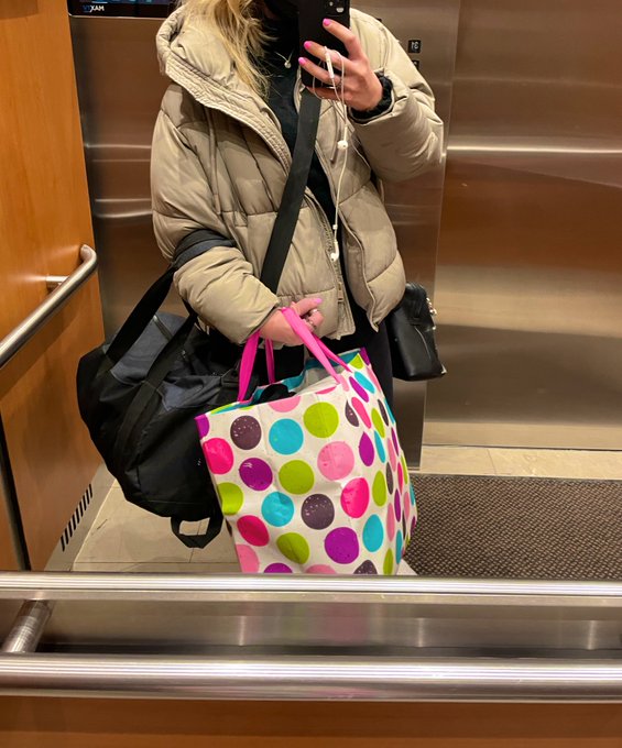 does anyone else bring up this much stuff with you to work cause you&rsquo;d rather do an upper body work out<a href="/tag/work"class="tags"><span>#work</span></a><a href="/tag/exercise"class="tags"><span>#exercise</span></a><a href="/tag/dedication"class="tags"><span>#dedication</span></a>