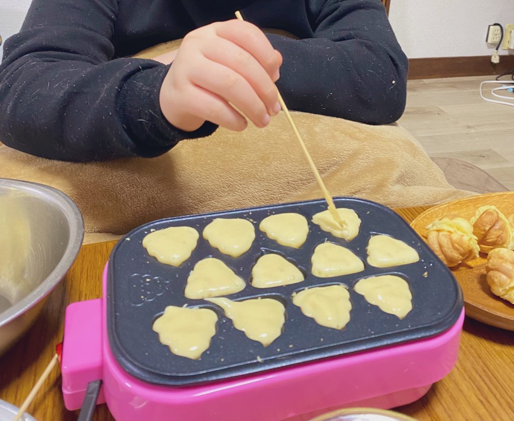 naoyan_bk's tweet photo. お友達で素敵なマジシャンMAGIC GO様と奥様kazumi様より、子どもたちにうんち焼きをいただきました。もう大興奮。ホットケーキミックスで作れるけど、見本のようにするには修行が必要かも。
#うんち焼き
#ホットケーキミックス
#MAGICGO
https://t.co/woUtw60uW0 https://t.co/XQdrcoxJjl