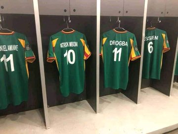 MediaSanaga's tweet photo. 🔴 ⚽ 🇸🇳 [Match de Gala] 
 Les anciennes gloire africaine (@didierdrogba, @MBOMAPatrick @Geremi20Njitap, @SamuelEtoo, @TeamAdebayor, @IAmOkocha @aristidebansee, etc...) et les légendes du football Sénégalais. https://t.co/zDxpcR8I9c